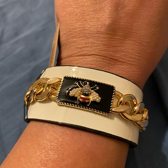 Cuff bracelet with enamel bee design - Picture 3 of 4